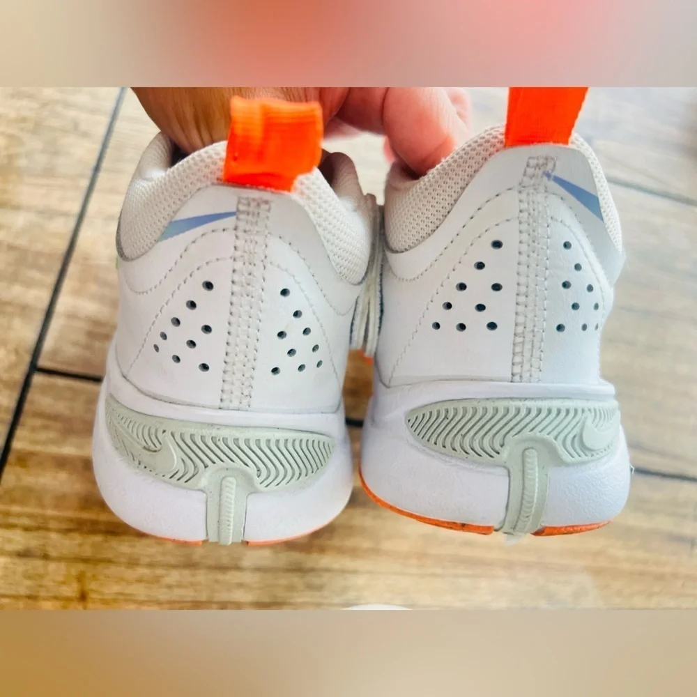Nike Team Hustle D 11 (GS) White/Orange/Green Girl's Sneakers-Sizes 3Y like new